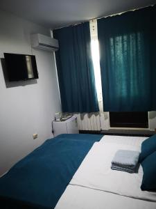 Una cama o camas en una habitación de Pensiunea Mikelis International