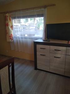 a room with a dresser and a window with a dresser at Oleandria-,, Domek Jagódka "nr 28 in Biskupiec