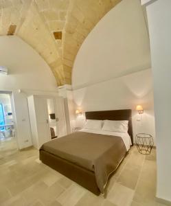 a bedroom with a large bed in a room at Dadaumpa suite in Lecce