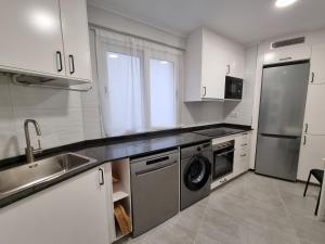 a kitchen with a sink and a dishwasher at 143A Moderno, céntrico, 3 habitaciones in Gijón