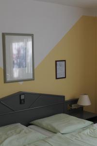 Ein Bett oder Betten in einem Zimmer der Unterkunft Ammerscher Bahnhof