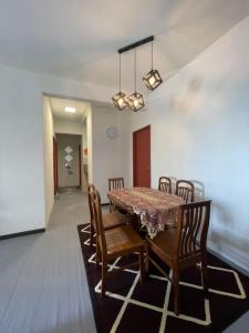 a dining room with a table and chairs at Apartment Ladang Tok Pelam Sea View ,Berdekatan Pantai Batu Burok,KTCC,Hospital,Drawbridge by Homestay Seri Terengganu in Kuala Terengganu