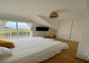 Imagen de la galería de Amarillo lindo apartamento con vistas a la playa, en Ribeira