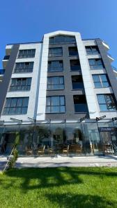 a building with tables and chairs in front of it at Taşliman Otel in Yalova