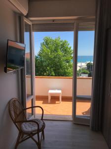TV a/nebo společenská místnost v ubytování Il mare di Giulia