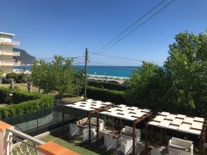 vistas al océano desde el balcón de un edificio en Il mare di Giulia, en Marcelli