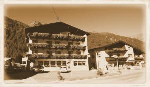 ein Schwarz-Weiß-Foto eines Gebäudes in der Unterkunft Hotel Pension St. Leonhard in Sankt Leonhard im Pitztal