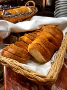 un cesto pieno di pane sopra un tavolo di Hotel Norden Palace ad Aosta