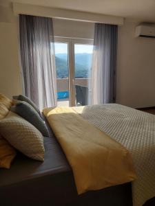 Postel nebo postele na pokoji v ubytování Apartmani Naša priča