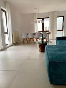 un salon avec un canapé et une table dans l'établissement Baltica Heaven - Apartament dwupoziomowy przy plaży, à Rogowo