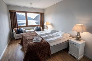 Postel nebo postele na pokoji v ubytování Dragsvik Fjordhotel