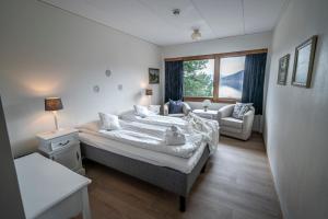 Postel nebo postele na pokoji v ubytování Dragsvik Fjordhotel