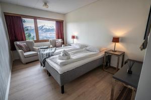 Postel nebo postele na pokoji v ubytování Dragsvik Fjordhotel