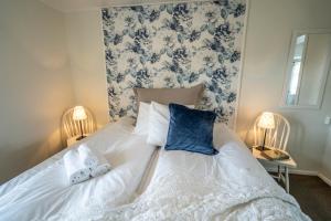 Postel nebo postele na pokoji v ubytování Dragsvik Fjordhotel