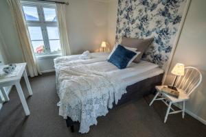 Postel nebo postele na pokoji v ubytování Dragsvik Fjordhotel