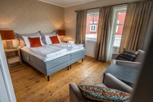 Postel nebo postele na pokoji v ubytování Dragsvik Fjordhotel