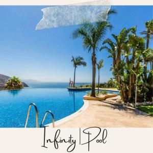 ein Bild von einem Infinity-Pool mit Palmen in der Unterkunft Casa Fuentes Vista al mar Almuñecar - Haus Fuentes mit beeindruckendem Meerblick in Almuñecar in Almuñécar