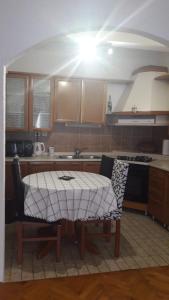 Kuchyňa alebo kuchynka v ubytovaní Apartman Miljko Podgora + 9 fotografií