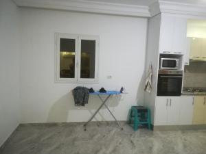 a kitchen with a table in the corner of a room at Belle Villa Proche Marina in Houmt Souk