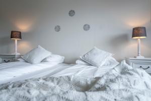 Postel nebo postele na pokoji v ubytování Dragsvik Fjordhotel