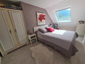 ein Schlafzimmer mit einem Bett und einem Fenster in der Unterkunft L'imperator in Saint-Mamet