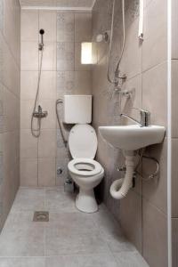 Koupelna v ubytování Studio apartmani Rafailovici
