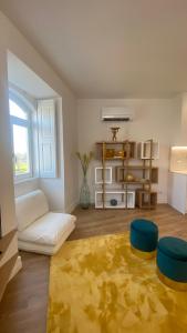 un soggiorno con divano bianco e tappeto giallo di FERREIRA'S HOUSE Viana do Castelo a Viana do Castelo