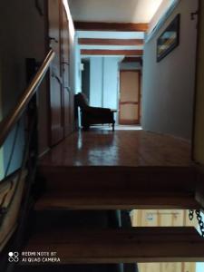 eine Treppe mit einem Stuhl in einem Zimmer in der Unterkunft Penzion u Lípy in Děčín