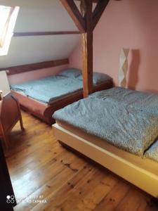 Posteľ alebo postele v izbe v ubytovaní Penzion u Lípy