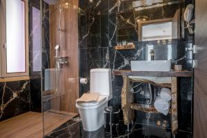 Koupelna v ubytování Oniro PargaTown Luxury Suites + 6 fotografií
