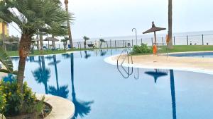Bazén v ubytovaní MI CAPRICHO A16 Beachfront Apartment alebo v jeho blízkosti