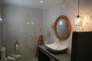 a bathroom with a sink and a mirror at Maistrali in Provatas