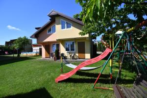 einen Spielplatz im Hof eines Hauses in der Unterkunft Domki dla rodzin z dziećmi domkicetniewoPL in Władysławowo