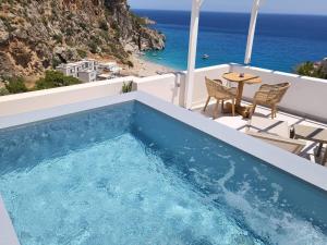 Agnantema luxury suites内部或周边的泳池