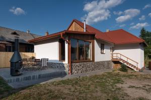 ein Haus mit einer Veranda und einem Dach in der Unterkunft Chaty Ski Telgárt in Telgárt