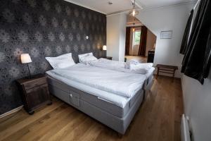 Postel nebo postele na pokoji v ubytování Dragsvik Fjordhotel