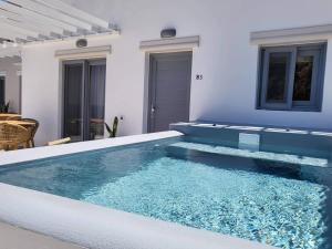 Agnantema luxury suites内部或周边的泳池