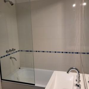 La salle de bains est pourvue d'une baignoire et d'un lavabo. dans l'établissement Ibera apartment, à Buenos Aires