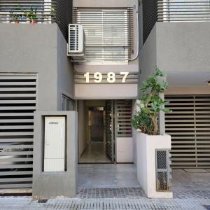 un bâtiment avec un panneau sur son côté dans l'établissement Ibera apartment, à Buenos Aires