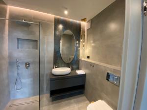 W łazience znajduje się umywalka i lustro. w obiekcie Apartament Rzekotka Zielona Dereniowa 60 w Warszawie