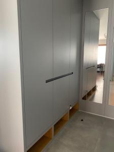 ワルシャワにあるApartament Rzekotka Zielona Dereniowa 60の- 鏡付き白いクローゼット
