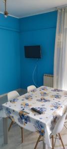 una habitación azul con una mesa con un patrón de flores. en Azzurro come il Mare en Termoli