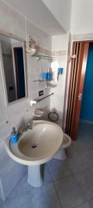 A bathroom at Azzurro come il Mare