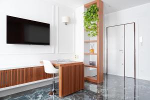 Televízia a/alebo spoločenská miestnosť v ubytovaní Domus Prestige -Suite Repubblica- In Central Rome