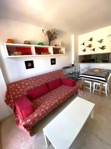 un soggiorno con divano e tavolo di Apartamento Cala Busquets a Ciutadella