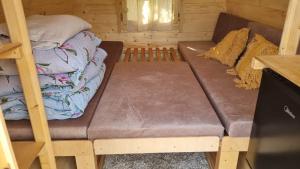 łóżko piętrowe i kanapa w domku w obiekcie Camping Marina w mieście Sulęcin