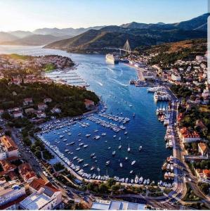 - une vue aérienne sur un port avec des bateaux dans l'eau dans l'établissement Batala1-City marina apartment with secured private parking, à Dubrovnik