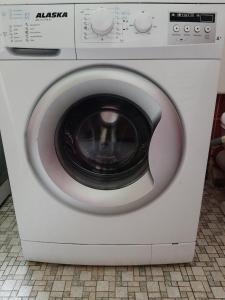 una lavadora blanca con la puerta abierta en Ferienwohnung Muh - Ostfriesland nähe Nordsee, en Rechtsupweg