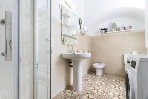 a bathroom with a sink and a toilet at Livemálaga Gordon Home in Málaga