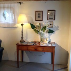 una mesa con una lámpara y un jarrón de flores. en B&B La Terrazza Sul Borgo, en Ortona